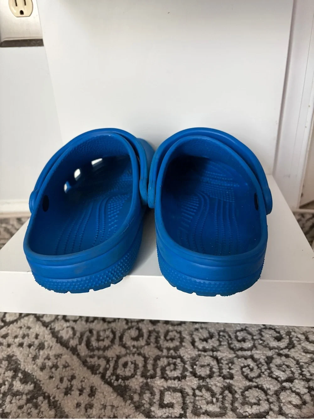 Men’s 7/Women’s 9 CROCS Classic Clog in Bright Blue with Character Jibbitz